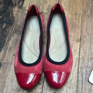 Clarks Red & Black Patent Leather toe and heel Round Toe Shoes w/suede body 8.5W